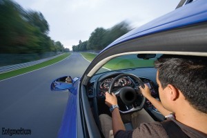 el dilema del joven en el coche